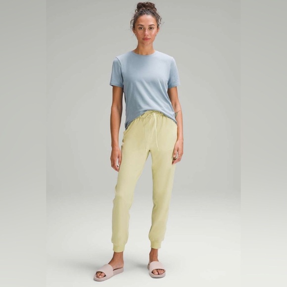 Lululemon Stretch High-Rise Jogger *Full Length
Finch Yellow Women’s Size 4 Run - Picture 1 of 11